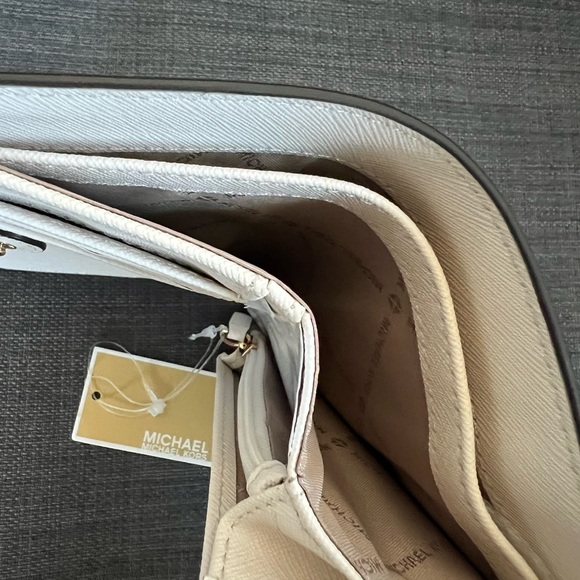 NEW MICHAEL KORS LEATHER CHARM MEDIUM SLIM WALLET - Picture 9 of 11